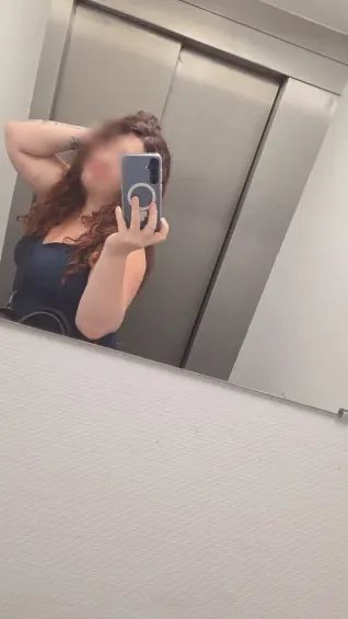 Amira, 34